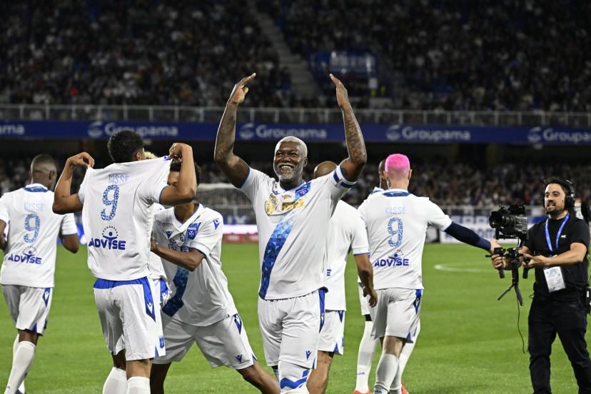 Stars du ballon rond, buts à la pelle, hommage rendu par l’AJA… Le jubilé riche en émotions de Djibril Cissé